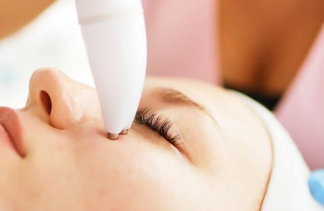 Rutina para ojeras y mirada cansada: cómo complementar el cuidado del contorno de ojos en casa
